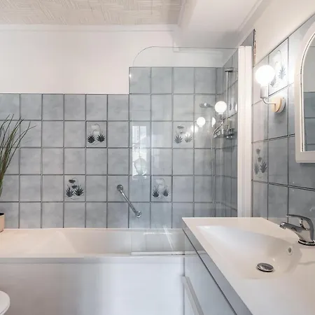 L'escalier Rouge - Maison Renovee Avec Cour *