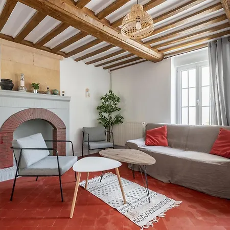 L'escalier Rouge - Maison Renovee Avec Cour