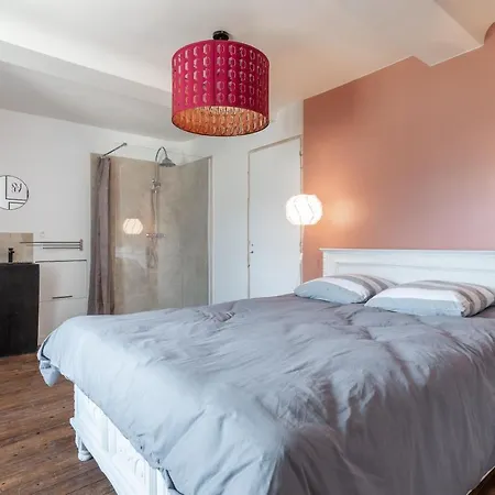 L'escalier Rouge - Maison Renovee Avec Cour *