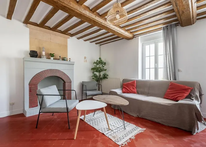 L'escalier Rouge - Maison Renovee Avec Cour