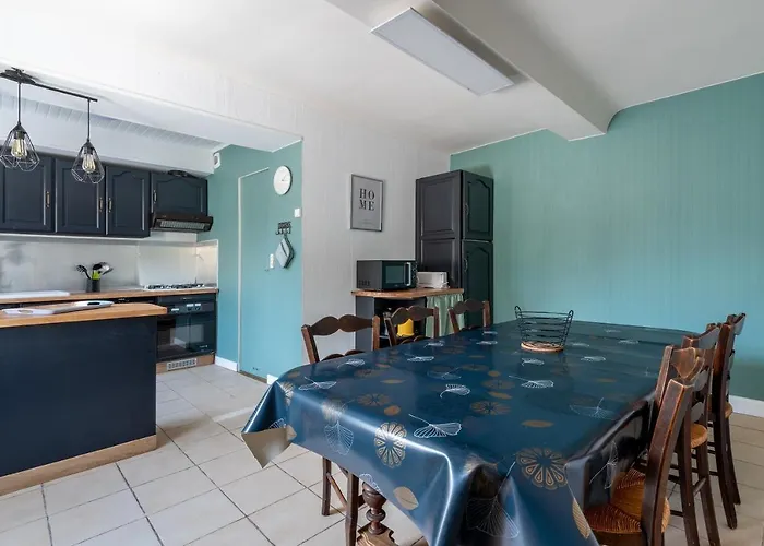 L'escalier Rouge - Maison Renovee Avec Cour Holiday home