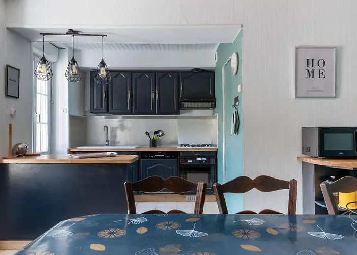 L'escalier Rouge - Maison Renovee Avec Cour *