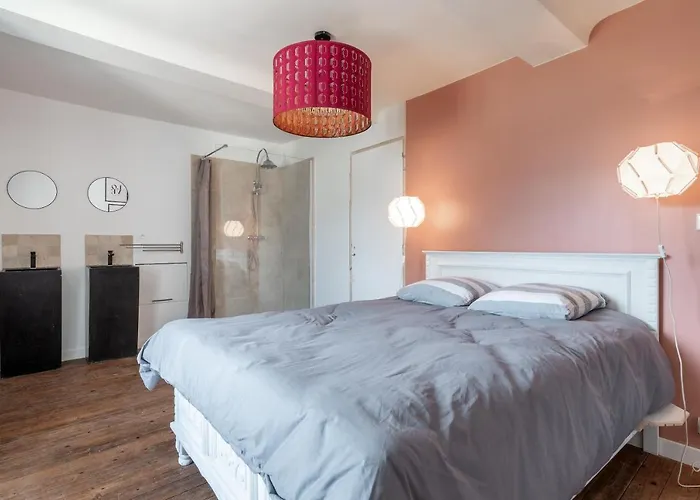 L'escalier Rouge - Maison Renovee Avec Cour *