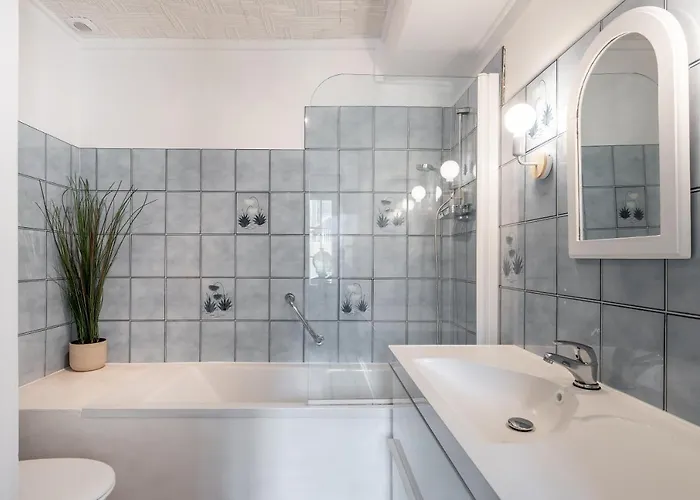 L'escalier Rouge - Maison Renovee Avec Cour *