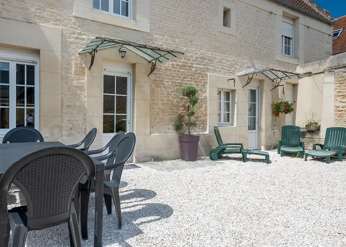 L'escalier Rouge - Maison Renovee Avec Cour *