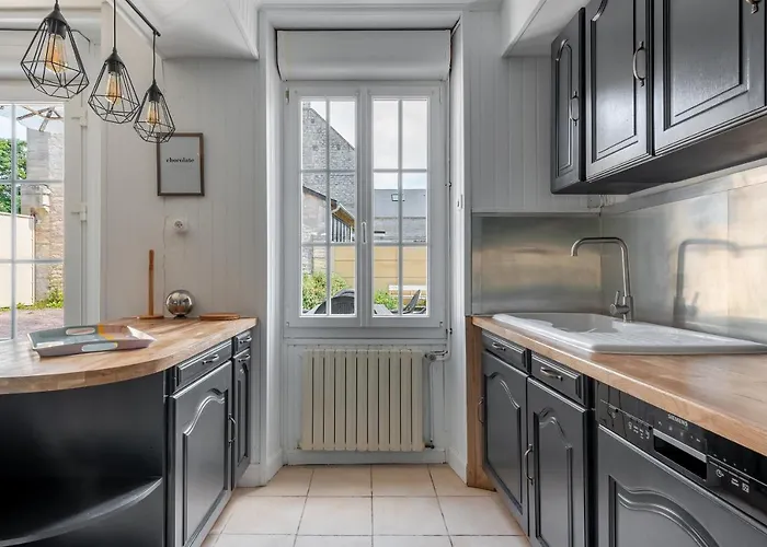 L'escalier Rouge - Maison Renovee Avec Cour Holiday home